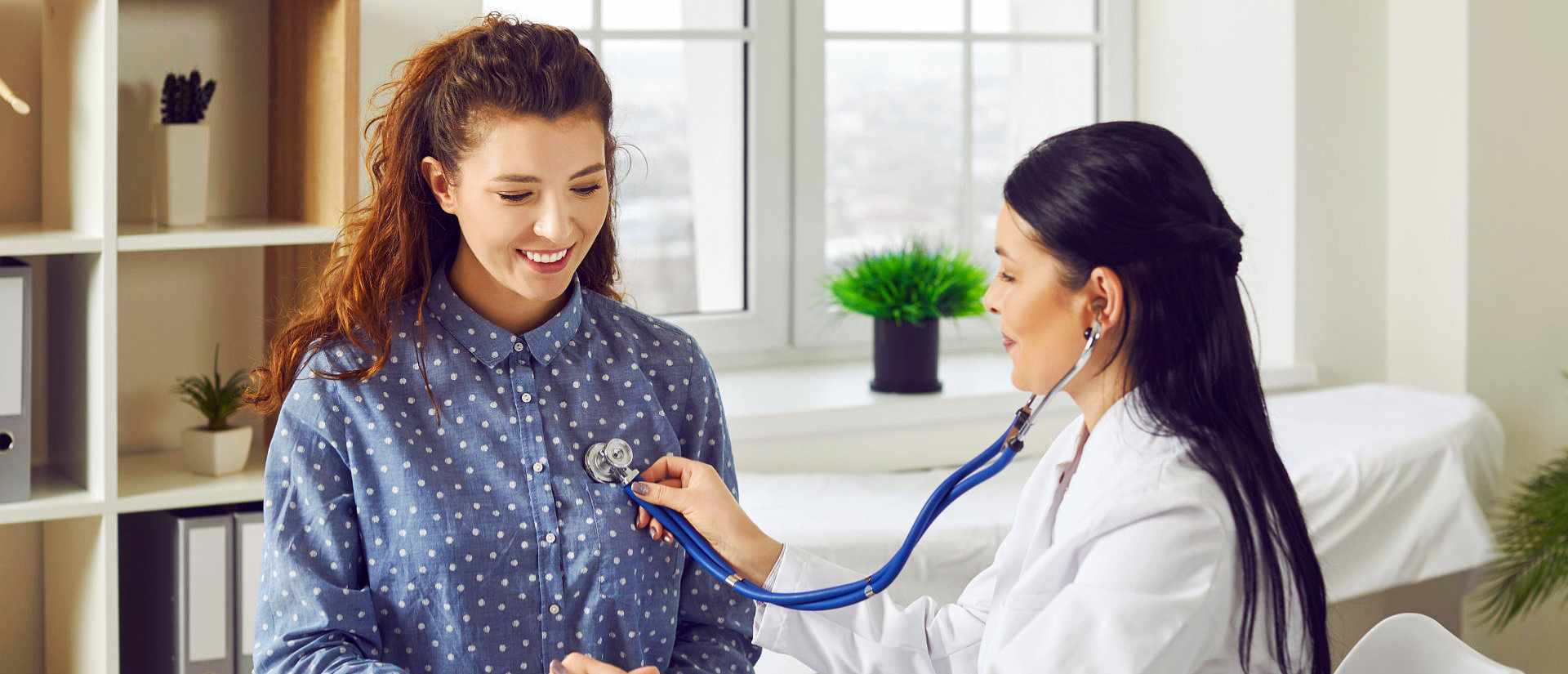 doctor checking the heartbeat of the woman